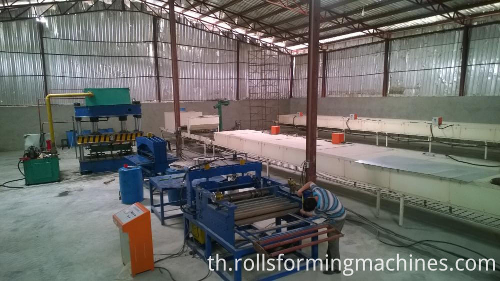 เครื่องเคลือบกระเบื้องหลังคาหินมีเส้นตัด Stone Chip Coated Roof Tile Machine with Slitting Line